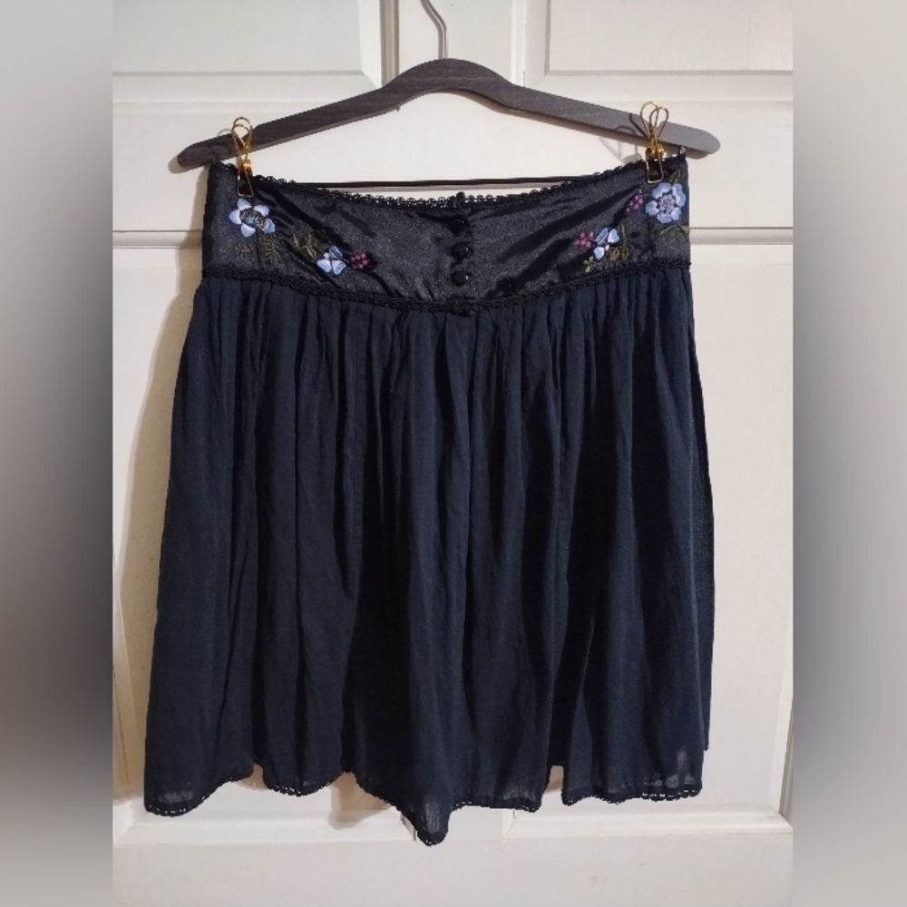 FREE PEOPLE skirt with embroidery and satin trim sz 6